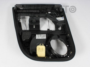 Обшивка двери карточка задняя правая Jeep Patriot 11-17 черн с черн вставкой пластик, подлокотник резина, царапины