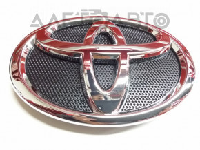 Эмблема решетки радиатора grill Toyota Camry v40 хром, песок, царапины