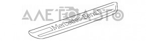 Накладка порога передняя правая внешняя Mercedes GLC 16-22 сломаны крепления, царапины